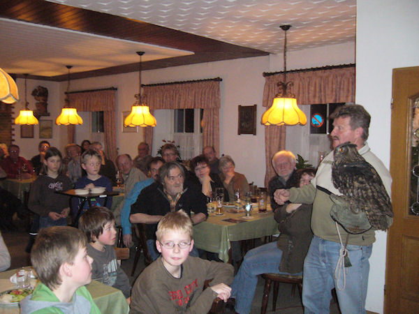 Karl Büchl, der Leiter der LBV-Greifvogelstation Regenstauf mit Uhu