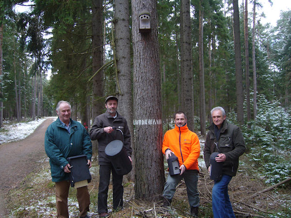 Gruppenbild vor Nistkasten